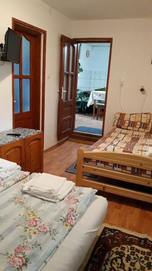 Molnar Vendeghaz Bed & Breakfast เปรอิด ภายนอก รูปภาพ